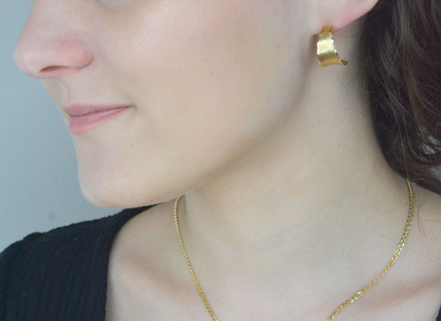 Kolczyki złote pół kołka satynowe pr 585, B6 OM R03-T-158 OR214880 Stylowe kolczyki wykonane z wysokiej jakości złota próby 585. Kolczyki satynowe mają pół okrągły kształt. Kolczyki to ponadczasowa biżuteria1.jpg